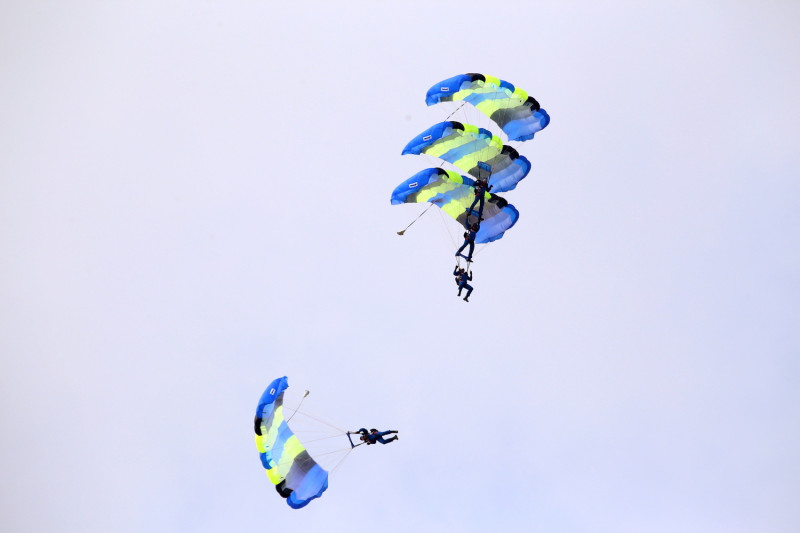陸軍神龍小組展現多人疊傘操傘技巧。   圖 : 嘉義縣政府/提供