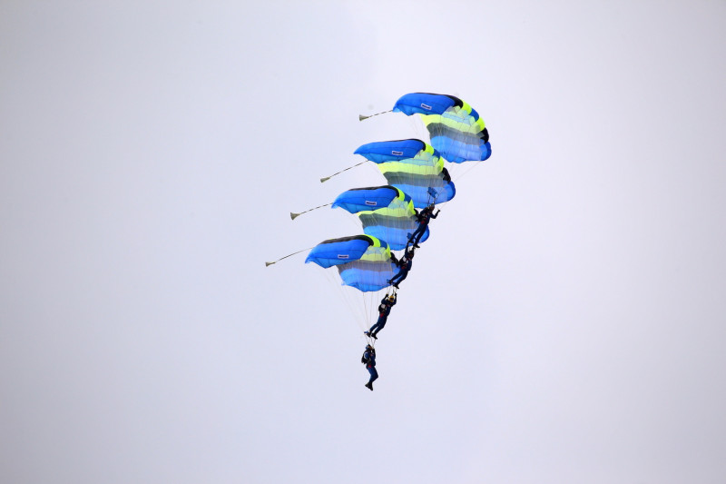 陸軍神龍小組在機場上空帶來精彩的四人疊傘操傘技巧。   圖 : 嘉義縣政府/提供