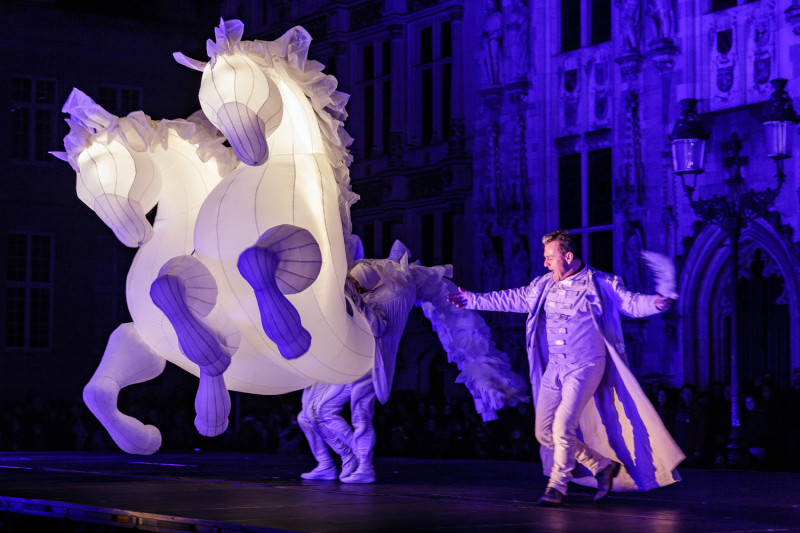「2018新北市兒童藝術節」進入倒數階段，此次必看活動之一的壓軸將由法國Compagnie des Quidams不具名劇團帶來《FierS à Cheval夢幻之馬》。   圖：新北市文化局提供