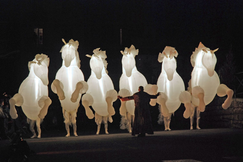 《FierS à Cheval夢幻之馬》，其中最為特別是表演者將身穿白衣，在極短時間內幻化成6匹超過3公尺的夢幻白馬，穿梭於廣場之間。   圖：新北市文化局提供