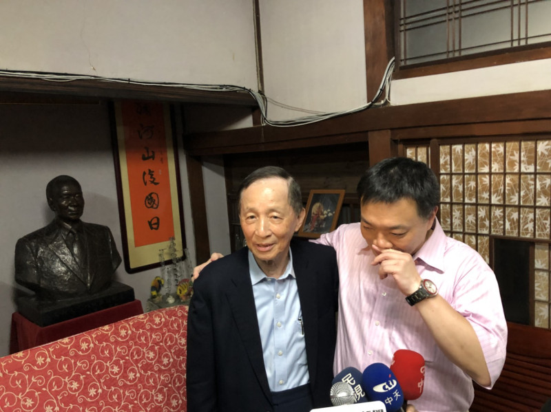 國民黨台南市長候選人高思博在父親節前夕陪父親高育仁回到青年路的老宅，暢談高家三代為台南、為台灣服務的過往。   圖：黃博郎/攝