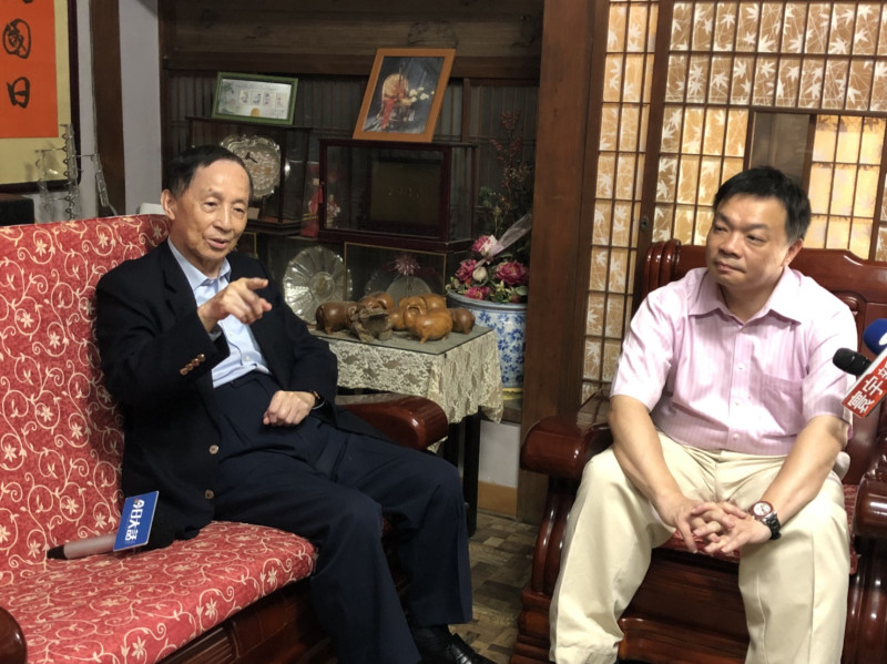 國民黨台南市長候選人高思博在父親節前夕陪父親高育仁回到青年路的老宅，暢談高家三代為台南、為台灣服務的過往。   圖：黃博郎/攝