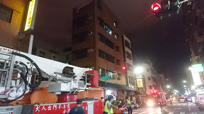 高雄市7日晚間驚傳一名男子坐在透天民宅5樓外牆，意圖跳樓輕生，警消立即趕到現場。   圖：翻攝網路