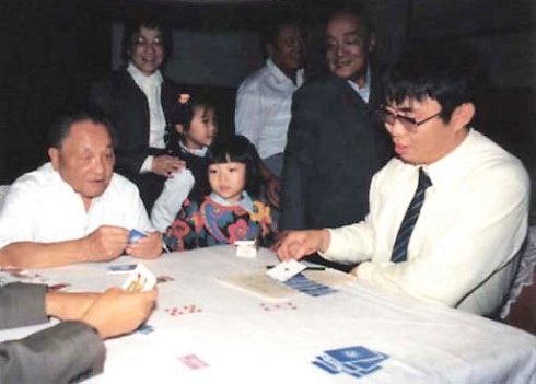 1984年夏天，中國「棋聖」聶衛平(右)應鄧小平(左)之邀，在北戴河一起搭檔打橋牌。事後，聶衛平提到，「鄧老爺子」的牌確實打得很好，出乎他的意料。當時，鄧小平還叫他十歲出頭的外孫子和外孫女，跟聶衛平學圍棋。   圖：翻攝自新浪博客