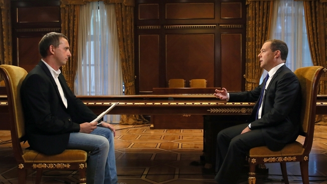 俄羅斯總理梅德韋傑夫（右）7日接受媒體專訪，放話要北約別想接納喬治亞加入。   圖：翻攝俄羅斯總理官網