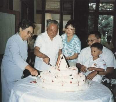 1988年，鄧小平（左2）在北戴河，與家人慶祝84歲生日，左為妻子卓琳，與鄧一起切蛋糕。   圖：翻攝自騰訊網
