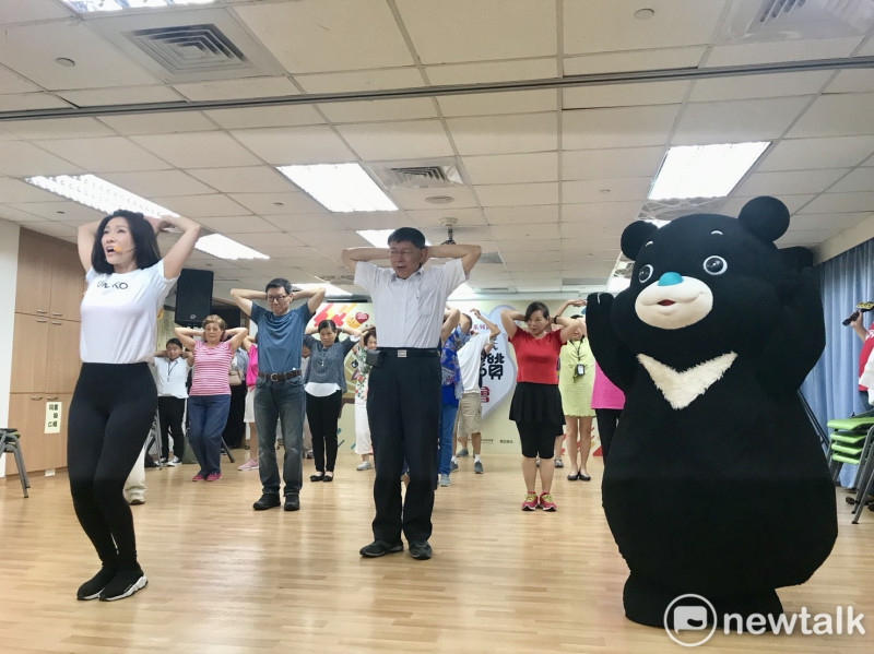 柯文哲還與舞蹈老師Kimiko及熊讚一起大跳健康操，並希望能帶動長輩一起來跳舞。   圖：曾薏伃／攝