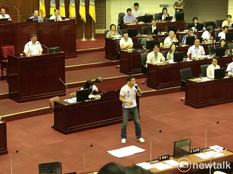 國民黨議員鍾小平今日在議場擲筊，預言台北市長柯文哲將會參選2020總統。   圖：曾薏伃 / 攝