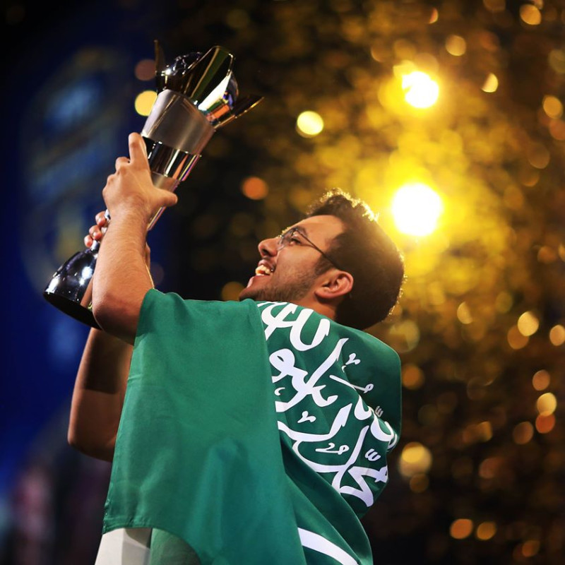身披沙烏地阿拉伯國旗的Msdossary開心捧起獎盃。   圖：翻攝推特