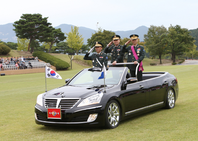 南韓國防部今天宣佈，11月起提供給將軍和上校級指揮官的公務專車數量將減半，裁減的駕駛兵將轉為戰鬥兵。   圖 : 翻攝自新浪微博