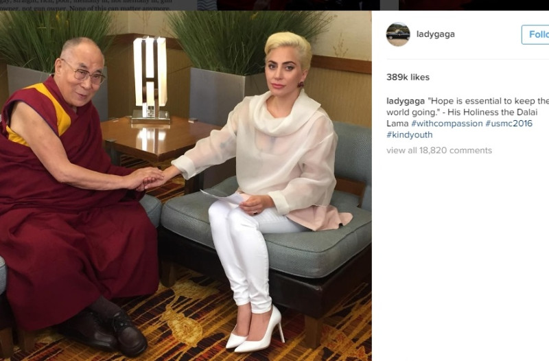 流行歌手女神卡卡（Lady Gaga）2016年與達賴喇嘛會面討論瑜伽後，並將兩人合照與會面影片上傳到臉書，被列入了中國「外國敵對勢力」的名單中。   圖：翻攝Lady Gaga臉書