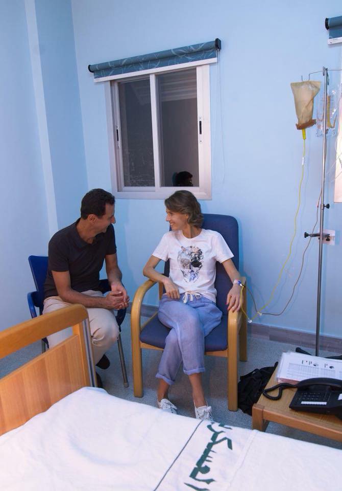敍利亞政府罕見發布第一夫人阿斯瑪（右）罹患乳腺癌住院治療消息，總統阿薩德陪伴在旁。   圖：翻攝阿薩德臉書