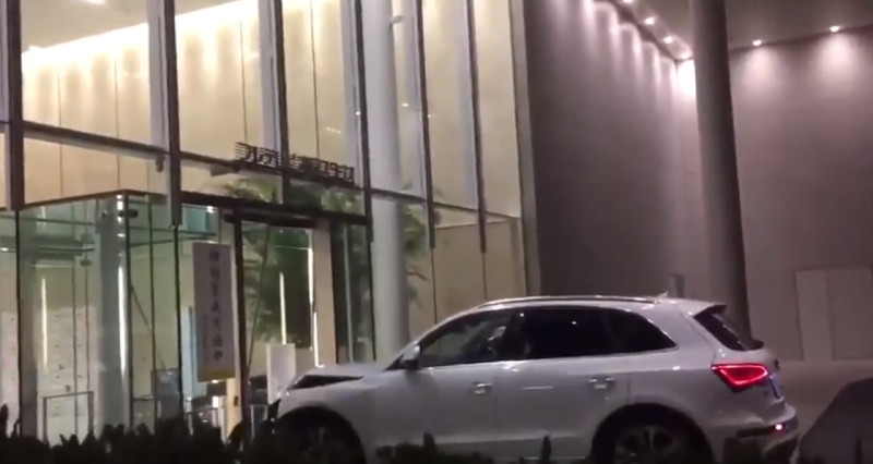 1名日本男子原本想駕車撞電視台大樓，卻因為自動煞車系統，讓他怎麼撞也撞不進大樓。   翻攝自YOUTUBE