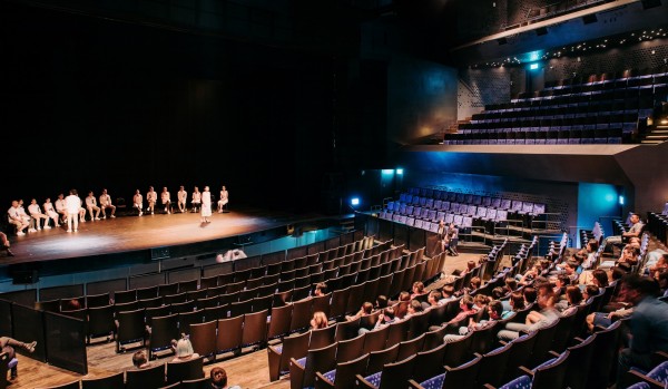 衛武營國家藝術文化戲劇院將由委製的《釧兒》打頭陣，戲劇加緊彩排，並測試劇院內設備。   