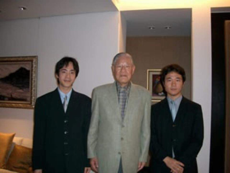 和田健一郎（右）與前總統李登輝（中）合照。   圖：翻攝自和田健一郎臉書