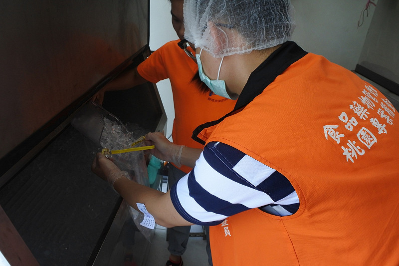 稽查人員取樣製冰廠冰品進行檢驗。   圖:桃園市政府衛生局/提供
