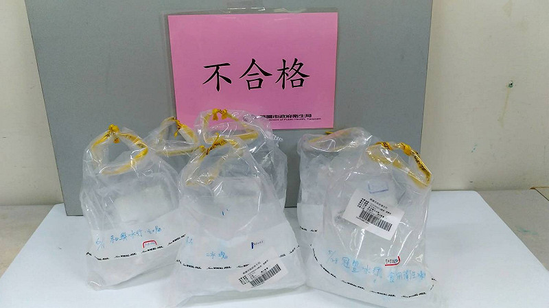 桃園市政府食安稽查大隊抽食品業者，第一波冰品抽驗合格率為85.4％，合格率高於歷年抽驗結果。   圖:桃園市政府衛生局/提供