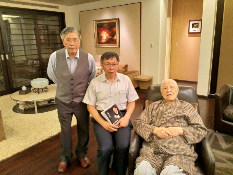 政治評論家、「老包」詹錫奎（左）昨日於臉書張貼與台北市長柯文哲（中）、前總統李登輝（右）的合影。   圖：翻攝老包臉書