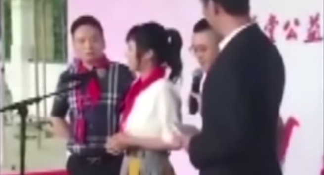 前日本知名AV女優蒼井空，日前參加中國一家男性藥品公司舉行的助學公益宣傳活動時，戴上中國少年先鋒隊的「標誌紅領巾」   圖：翻攝自youtube