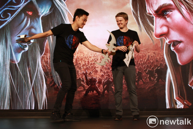 《魔獸世界》遊戲設計師John Yang與 Johnny Cash（由左至右）。   圖：陳耀宗／攝