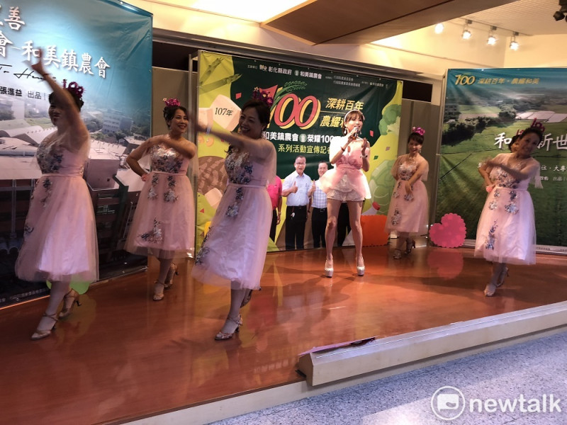 彰化縣和美鎮農會會員載歌載舞慶祝百歲生日。   圖：唐復年/攝