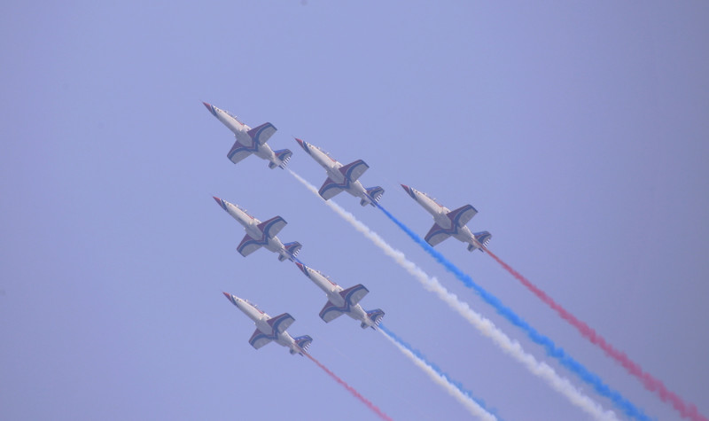 嘉義空軍第四聯隊出勤五架F16戰機以大雁隊形衝場。   圖：嘉義縣政府／提供