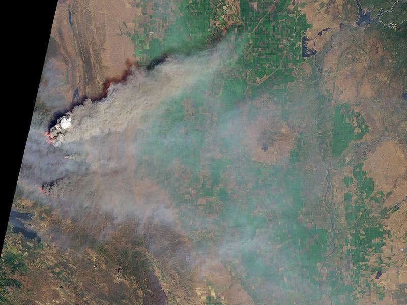 美國衛星「測地8號」拍攝加州大火災情，捲起的煙塵如火山爆發。   圖：取自NASA網站 www.nasa.gov