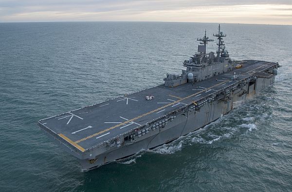 美國兩棲攻擊艦，傳出有陸戰隊落海的消息。圖為美國海軍黃蜂號，並非艾薩克斯號。   圖：翻攝美國海軍官網