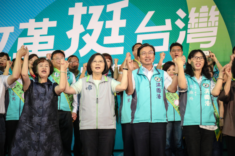 民進黨主席蔡英文11日推崇南投縣長候選人洪國浩是「減債專家」。   圖：民進黨提供