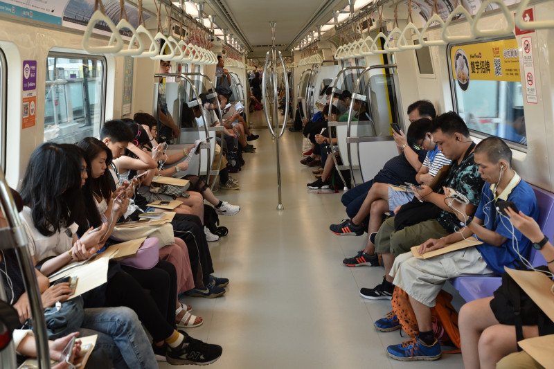 桃園捷運方便民眾往來台北及桃園，搭乘人次不少，桃影列車活動時，民眾將可以一邊搭乘一邊欣賞本次電影節的選片指南。   圖：桃捷提供