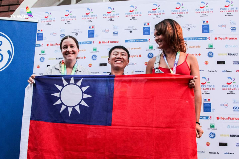 由於台灣隊整體成績傑出，加上行前發生「台灣」之名被大會改為「台北」的事，許多國家的選手遇到台灣隊，都主動表達支持，大夥並與青天白日滿地紅國旗合影留念。   圖：翻攝自台灣同運會臉書
