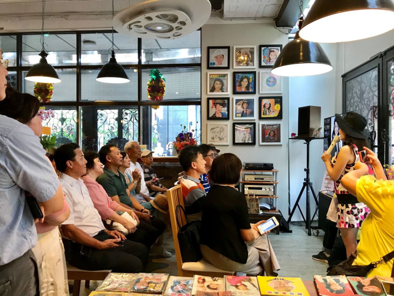 台灣首間鳳飛飛音樂咖啡廳今年8月開幕，擠滿鳳學會成員，梁修身與白虹也前往祝賀。   （圖／嚴朵 攝）