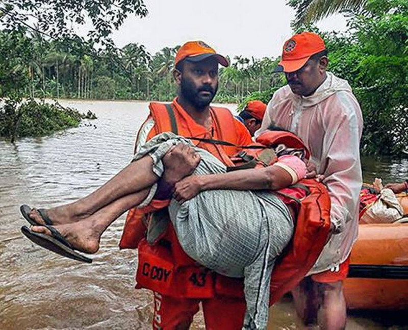 印度南部克勒拉省（Kerala）遭受暴洪肆虐，數百棟房舍被摧毀。   圖/翻攝自The Hindu
