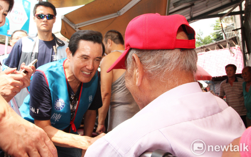 高齡百歲的老爺爺說他一定要跟馬總統握手。   圖:林昀真/攝