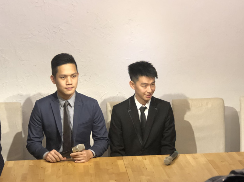 台大實習醫師的楊笙(左)，都發局聘用幫工程司蔡峻維(右)。   圖：柯文哲競選辦公室/提供