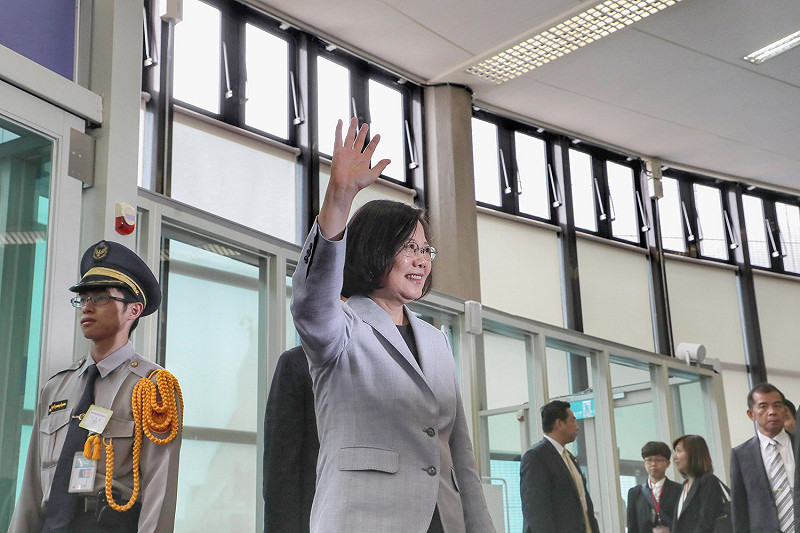 總統蔡英文將出訪友邦巴拉圭及貝里斯,啟程前在機場與媒體發表簡單談話。 圖:翻攝總統府網站