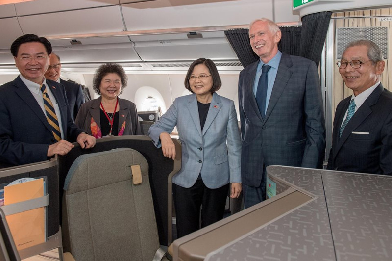 總統蔡英文（中）經過逾12小時飛行，抵達美國洛杉磯過境，美國在台協會主席莫健（右二）登機迎接。   圖：翻攝蔡英文臉書