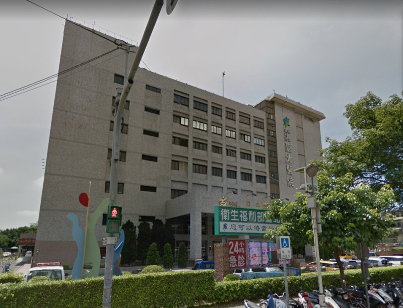 位於新莊的衛服部台北醫院凌晨驚傳火警，共有14人無生命跡象，9人輕重傷。   圖：翻攝Google Map