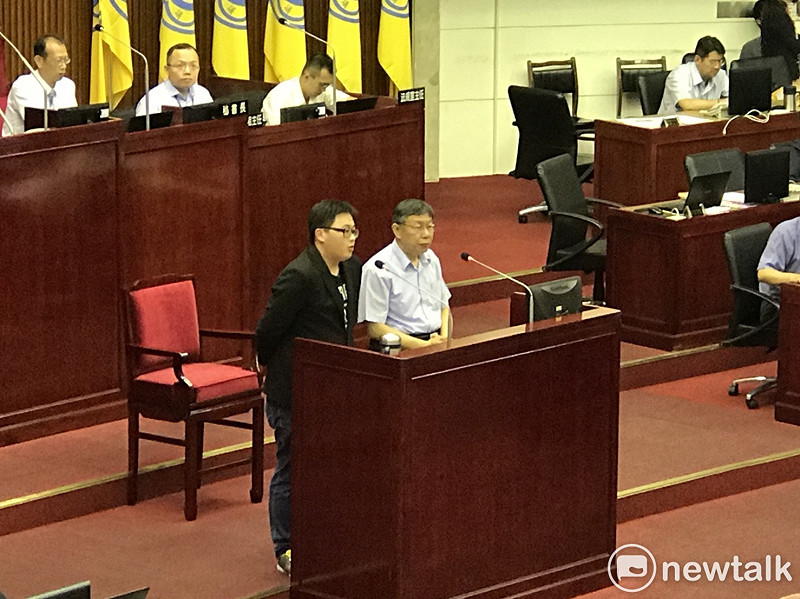 台北市長柯文哲跟北市府發言人劉奕霆。   圖：曾薏伃 / 攝