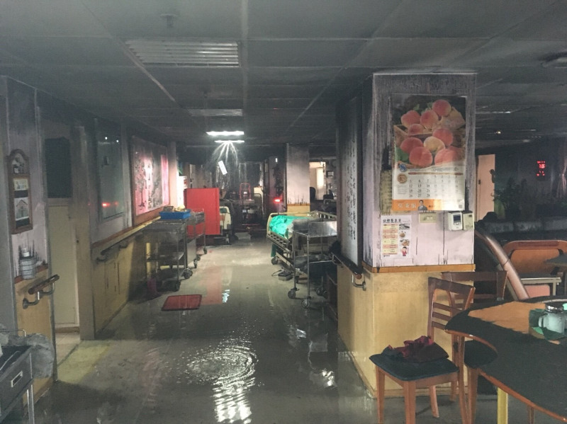 台北醫院護理之家於今（13）日凌晨發生大火，釀成嚴重傷亡。衛生福利部次長薛瑞元表示，若設身處地思考，「護理人員當下要疏散病人又要通報，苛責也不是很有道理」。   圖：新北市消防局／提供