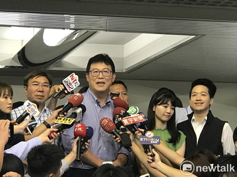 民進黨台北市長候選人姚文智今（13）日親自到北市議會見議員高嘉瑜，並表示，希望未來選舉大家一起合作，未來他要更努力，也希望議員能全壘打。   圖：曾薏伃／攝