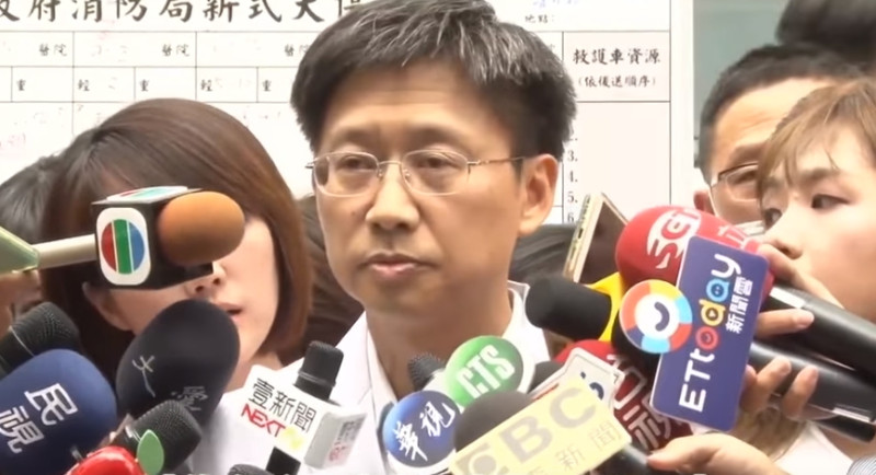 台北醫院副院長林三齊今中午出面說明情況，對家屬、社會大眾道歉，更強調院方沒有延誤通報。   圖：葉宜哲/攝