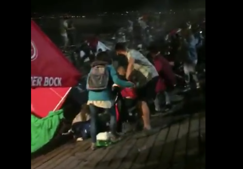 西班牙維戈音樂節，發生木製的海濱平台突然崩塌，許多人直接跌落海中。   圖：翻攝自@matthewbennett _twitter