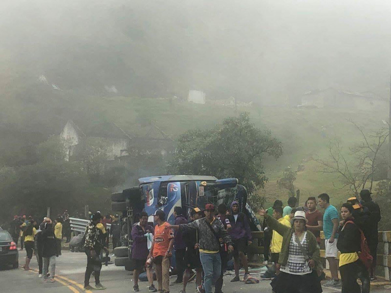 厄瓜多今(13)日發生一起巴士發生翻覆撞毀意外，造成多人死亡。   圖：@lorelopez92 Twitter