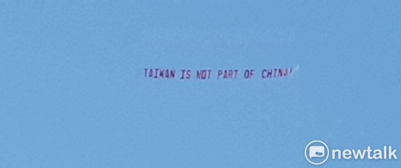 迎接蔡總統過境美國，僑胞自聘飛機掛標語「TAIWAN IS NOT PART OF CHINA（台灣不是中國一部分）」的大大紅字標語。   圖：翻攝李俊俋臉書