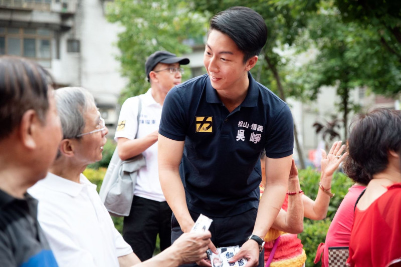 時代力量北市議員參選人吳崢要求丁守中公開道歉。   圖：翻攝吳崢臉書
