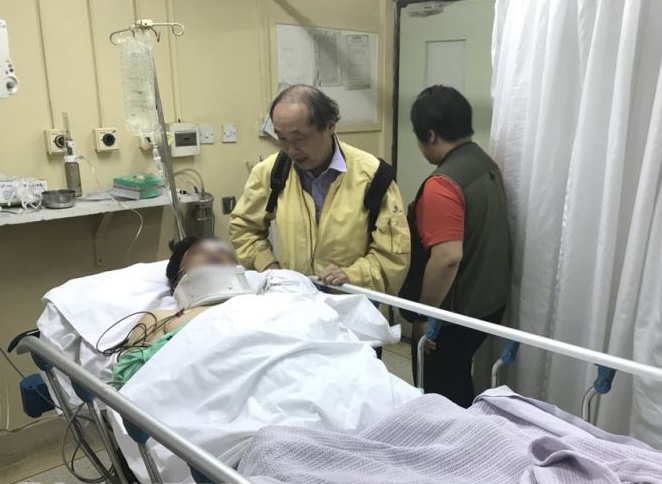台灣遊客在肯亞遭河馬攻擊導致1死1傷，該旅行團後續又發生車禍，15人受傷。僑務委員會13日表示，在肯亞的僑務委員陳發（中）獲知後，立即前往醫院協助處理及照顧受傷遊客。   圖：僑務委員會提供