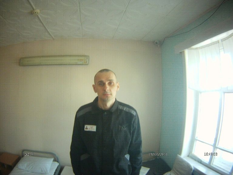 烏克蘭導演珊索夫在西伯利亞監獄已絕食抗議近3個月，健康兩起紅燈，歐美數十名電影導演13日呼籲俄羅斯放人。   圖：翻攝abc news