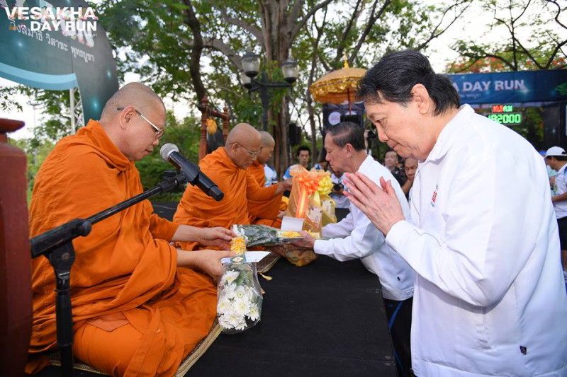 泰國為了僧侶健康，鼓吹信徒提供健康食品貢獻，也要僧侶多運動。   圖：翻攝泰國健康促進基金會臉書