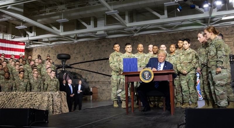 美國總統川普13日簽署「2019財政年度國防授權法」（NDAA FY2019）生效，川普特地到紐約州的壯堡 （Fort Drum）基地，舉行簽署儀式。   圖：翻攝川普推特